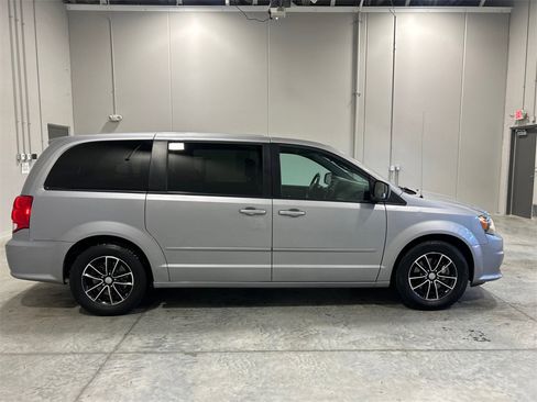 Certified 2016 Dodge Grand Caravan SXT image 5