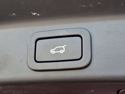 Used 2021 Jaguar F-PACE SVR image 31