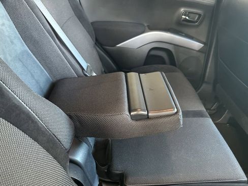 Used 2011 Mitsubishi Outlander SE image 25