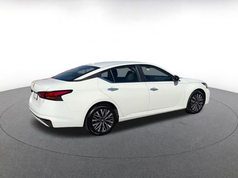Used 2025 Nissan Altima 2.5 SV FWD image 15