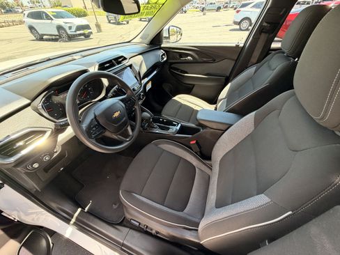 Used 2023 Chevrolet TrailBlazer LT w/ Convenience Package FWD image 9