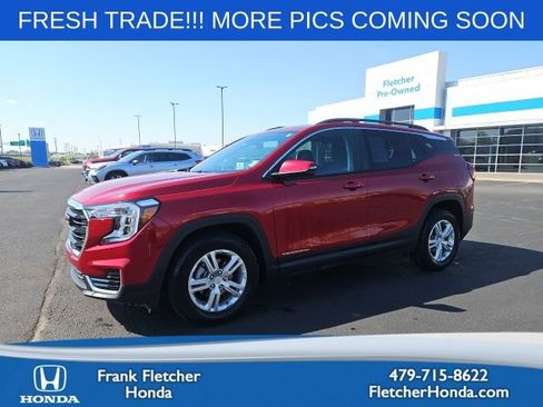 Used 2024 GMC Terrain SLE w/ Driver Convenience Package image 1