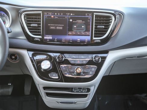 Certified 2024 Chrysler Pacifica Touring-L image 14