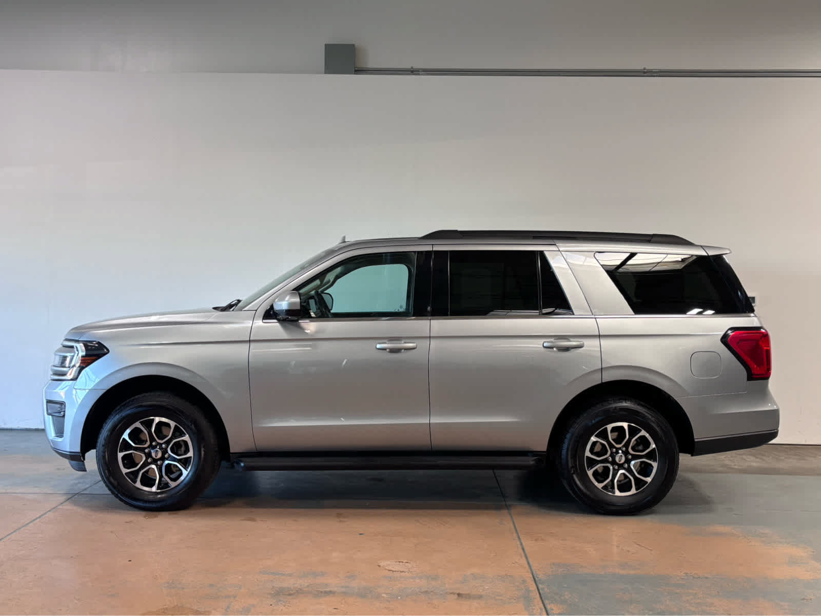 Used 2024 Ford Expedition XLT AWD/4WD image 2