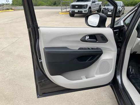 Used 2023 Chrysler Pacifica Touring-L FWD image 7