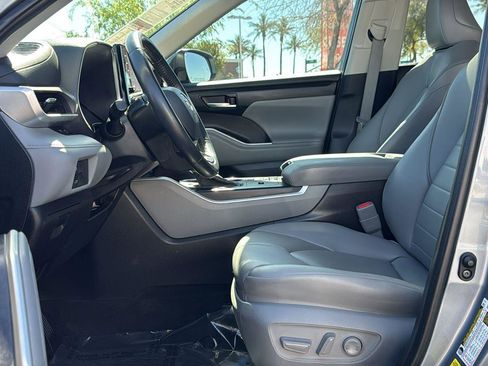 Used 2021 Toyota Highlander XLE image 26