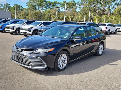 Used 2022 Toyota Camry LE image 3