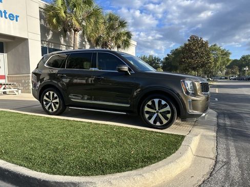 Used 2022 Kia Telluride EX w/ EX Premium Package FWD image 2