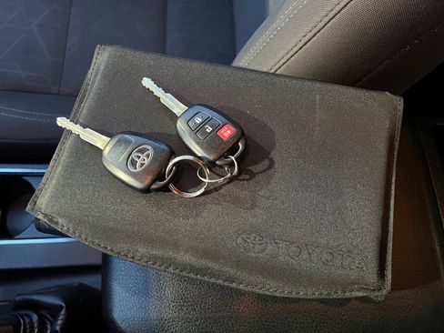 Used 2016 Toyota Tacoma TRD Sport image 43