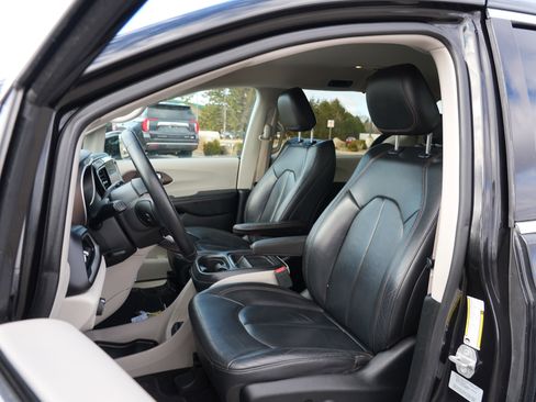 Used 2017 Chrysler Pacifica Touring-L image 12