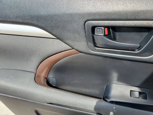 Used 2019 Toyota Highlander LE FWD image 22
