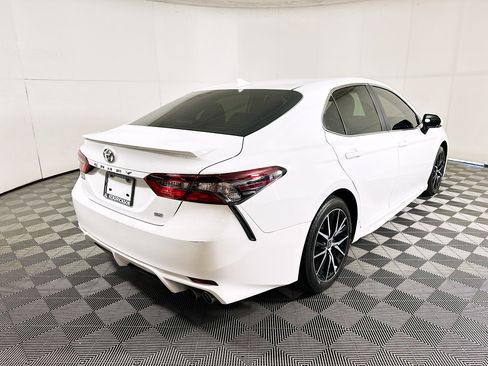 Used 2022 Toyota Camry SE w/ Convenience Package image 3