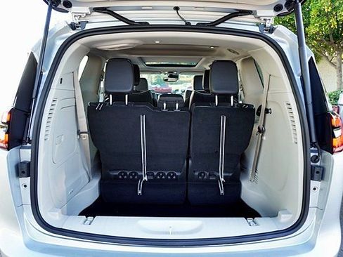 New 2023 Chrysler Pacifica Limited image 18