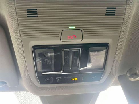 New 2025 Volkswagen Atlas SE image 31