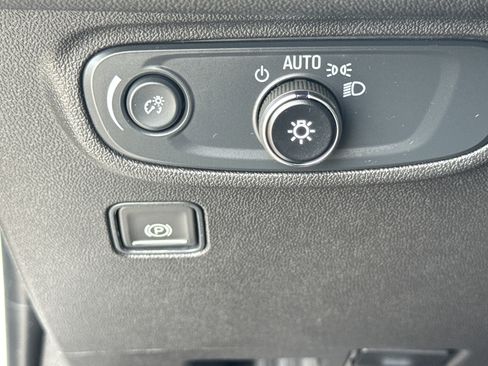 Used 2024 GMC Terrain SLE image 32