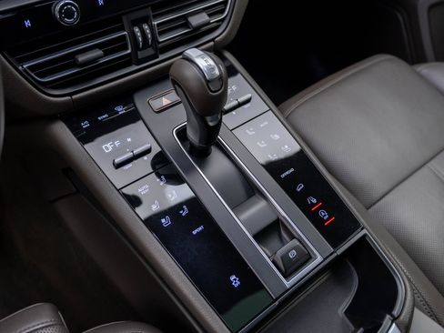 Certified 2023 Porsche Macan AWD/4WD image 25