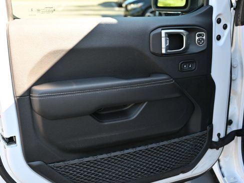 Used 2023 Jeep Gladiator Overland image 24