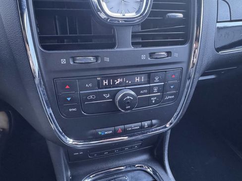 Used 2014 Chrysler Town & Country S image 14