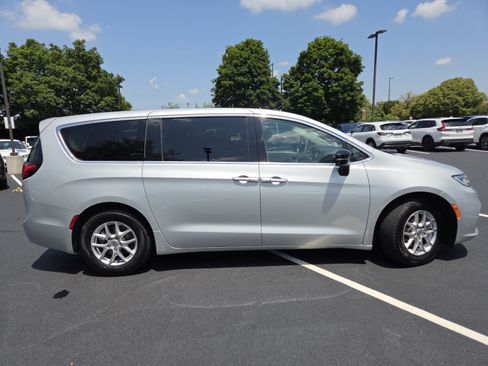 Used 2024 Chrysler Pacifica Touring-L FWD image 19