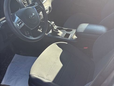 Used 2019 Kia Sorento LX image 9