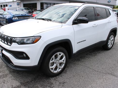 Used 2024 Jeep Compass Latitude AWD/4WD image 2