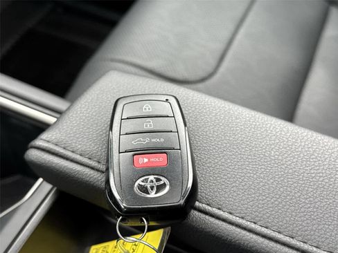 Used 2024 Toyota Tundra Limited AWD/4WD image 30