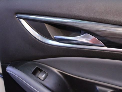 Used 2020 Buick Enclave Essence image 13