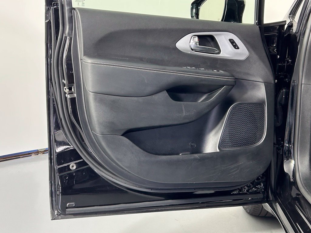 Used 2025 Chrysler Pacifica Limited FWD image 33