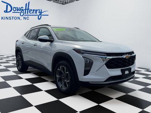 Used 2025 Chevrolet Trax LT FWD image 7