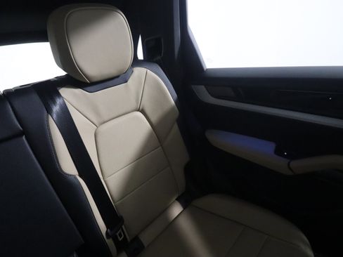 Used 2025 Porsche Cayenne image 17