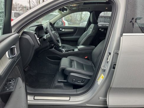 Certified 2025 Volvo XC40 B5 Plus image 4