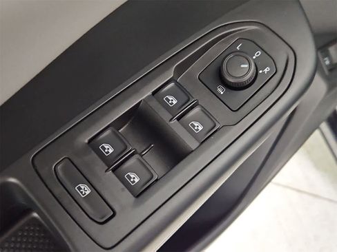 Certified 2023 Volkswagen Taos SE image 17