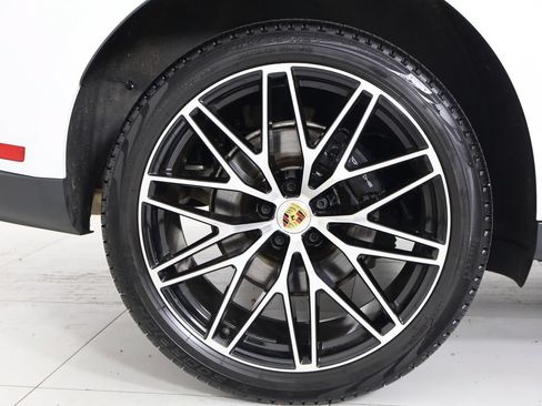 Certified 2026 Porsche Macan AWD/4WD image 15