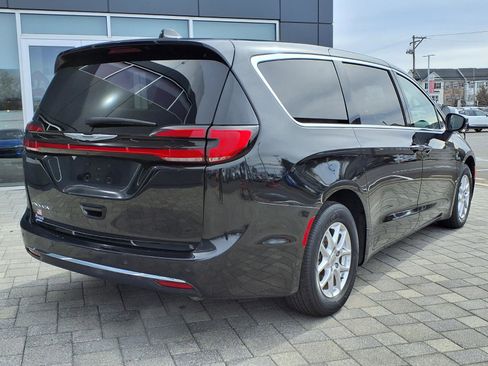 Used 2023 Chrysler Pacifica Touring-L image 3