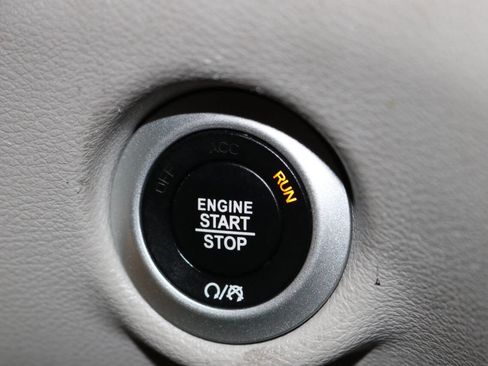 Used 2023 Chrysler Pacifica Touring-L image 43