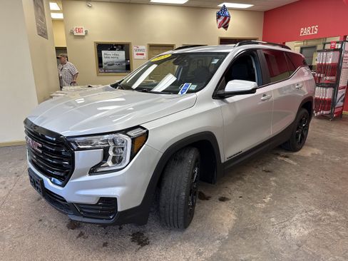 Used 2022 GMC Terrain SLE w/ Driver Convenience Package AWD/4WD image 3