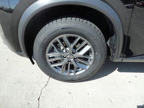 Used 2023 Nissan Rogue S image 2