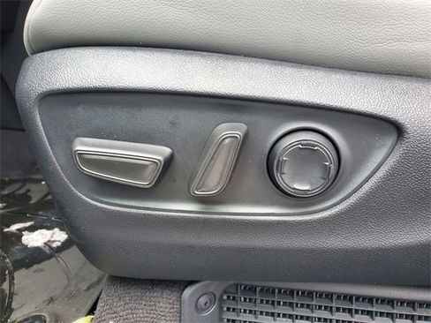 Used 2025 Toyota Sienna XLE image 19