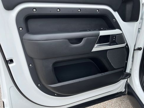 Used 2020 Land Rover Defender 110 SE image 11