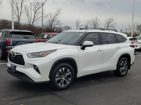 Certified 2025 Toyota Highlander XLE image 3