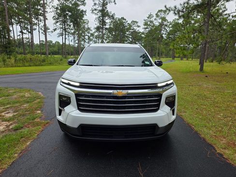Used 2025 Chevrolet Traverse LT FWD image 8