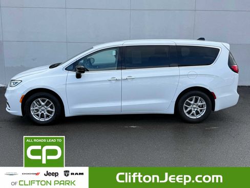 Certified 2024 Chrysler Pacifica Touring-L image 4