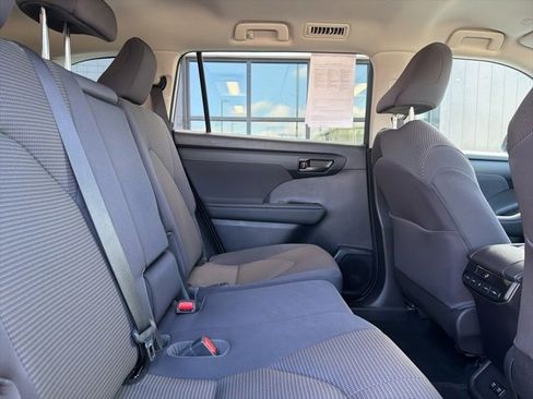 Used 2021 Toyota Highlander LE image 15