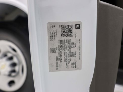 Used 2025 Chevrolet Express 3500 LS image 31