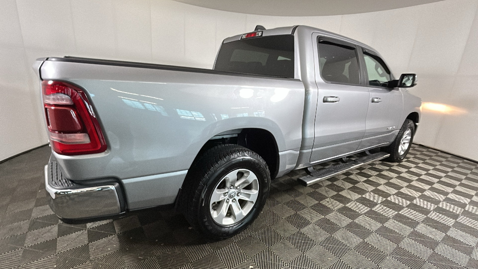 Used 2024 RAM 1500 Laramie AWD/4WD image 3