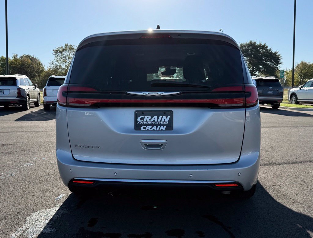 Used 2023 Chrysler Pacifica Touring-L FWD image 6