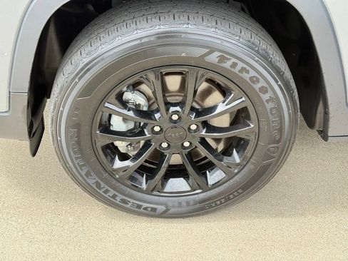 Used 2023 Jeep Cherokee Altitude Lux AWD/4WD image 12