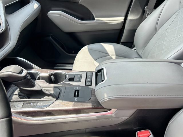 Used 2022 Toyota Highlander Platinum AWD/4WD image 37