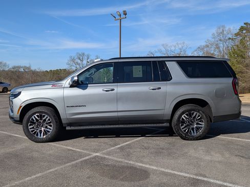 Used 2025 Chevrolet Suburban Z71 w/ Comfort Package image 6