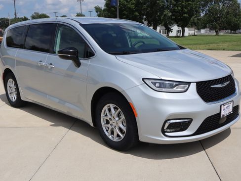 Used 2024 Chrysler Pacifica Touring-L FWD image 3